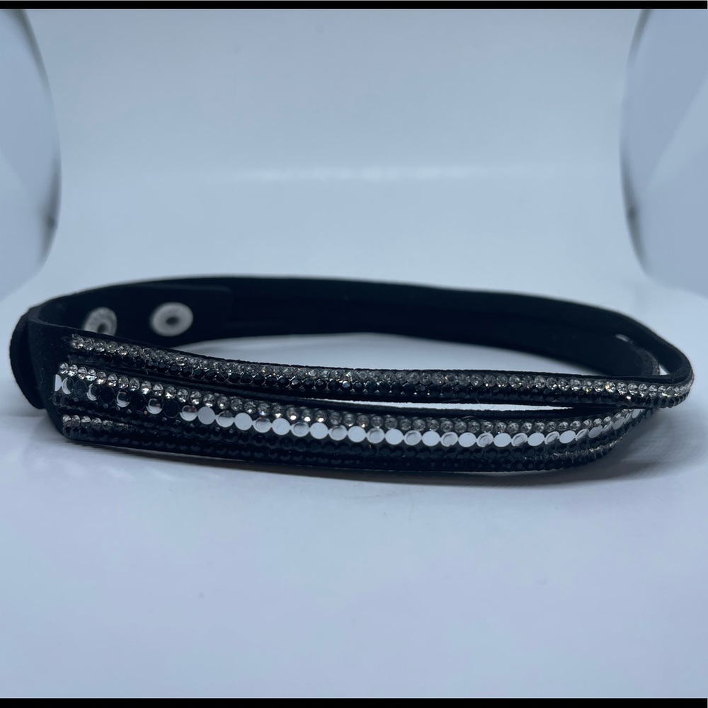 Black choker with rhinestone